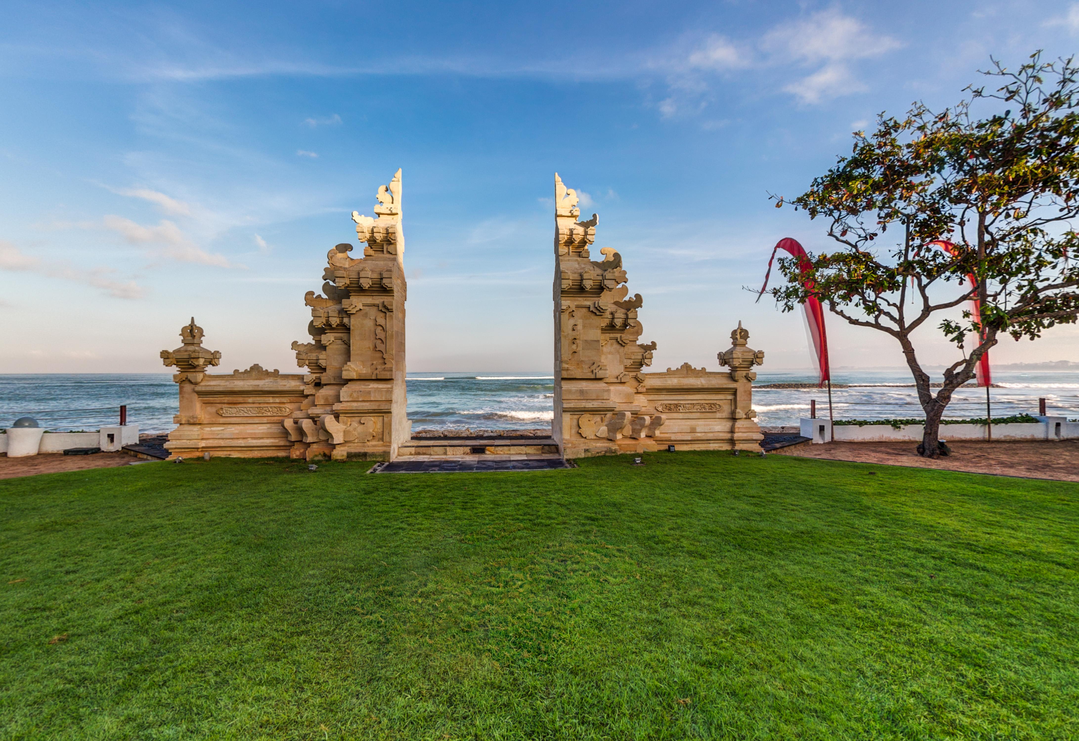 Discovery Kartika Plaza Hotel Kuta Lombok Eksteriør bilde The gate of Pura Balun Temple