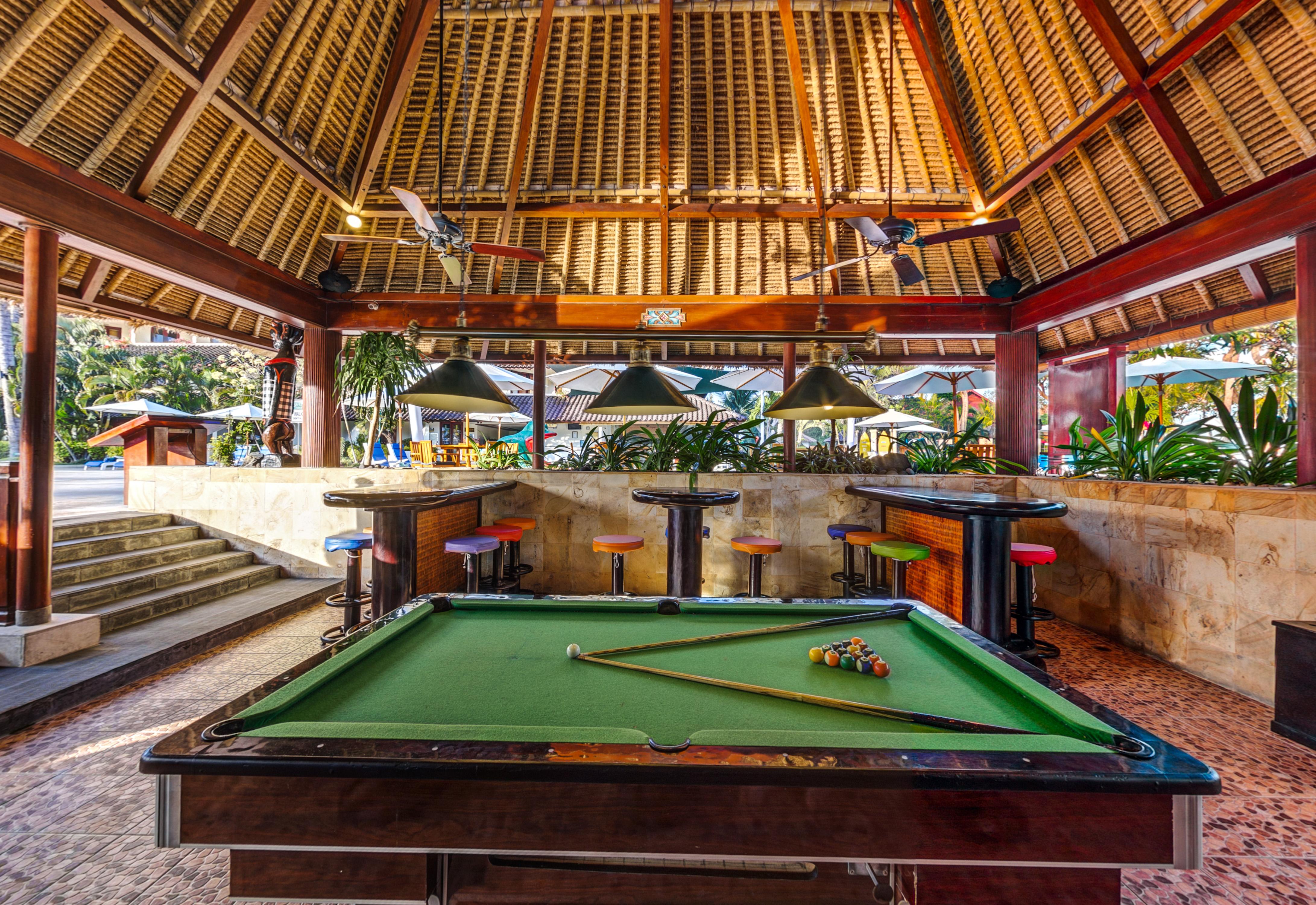 Discovery Kartika Plaza Hotel Kuta Lombok Eksteriør bilde Pool table at the pool bar