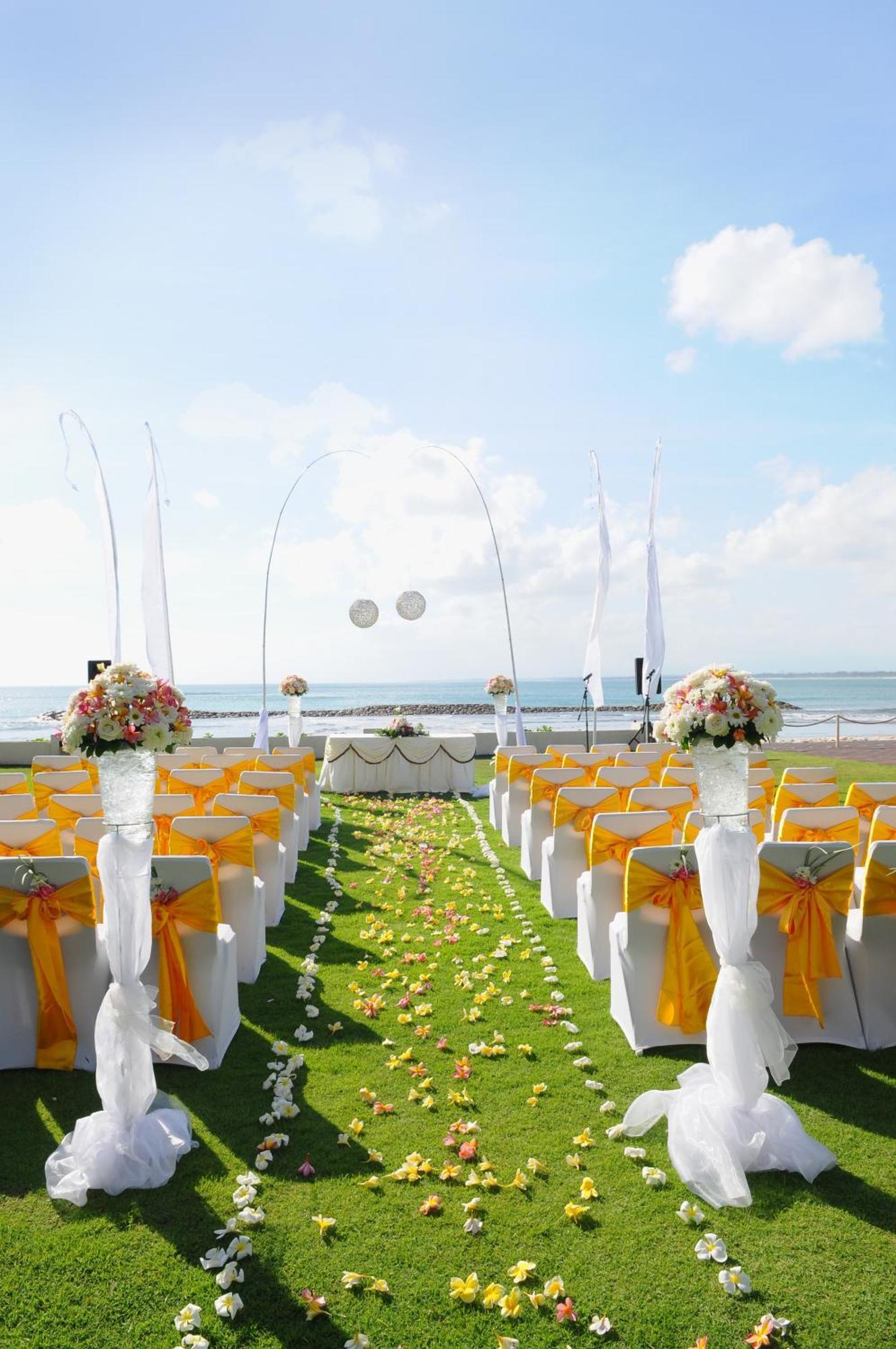 Discovery Kartika Plaza Hotel Kuta Lombok Eksteriør bilde A beach wedding in Bali, Indonesia
