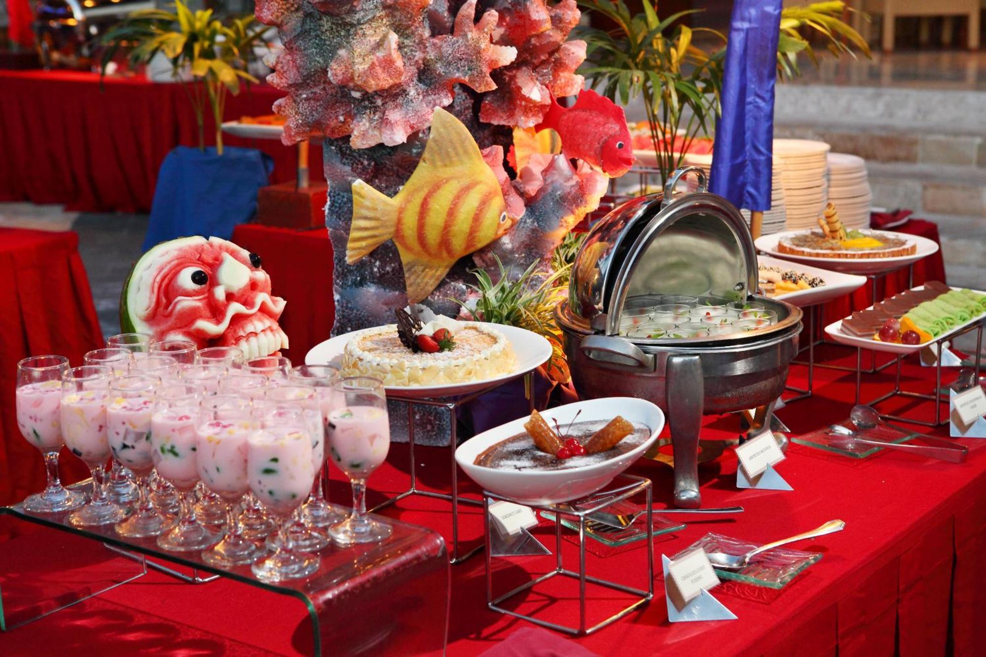Discovery Kartika Plaza Hotel Kuta Lombok Eksteriør bilde A buffet table